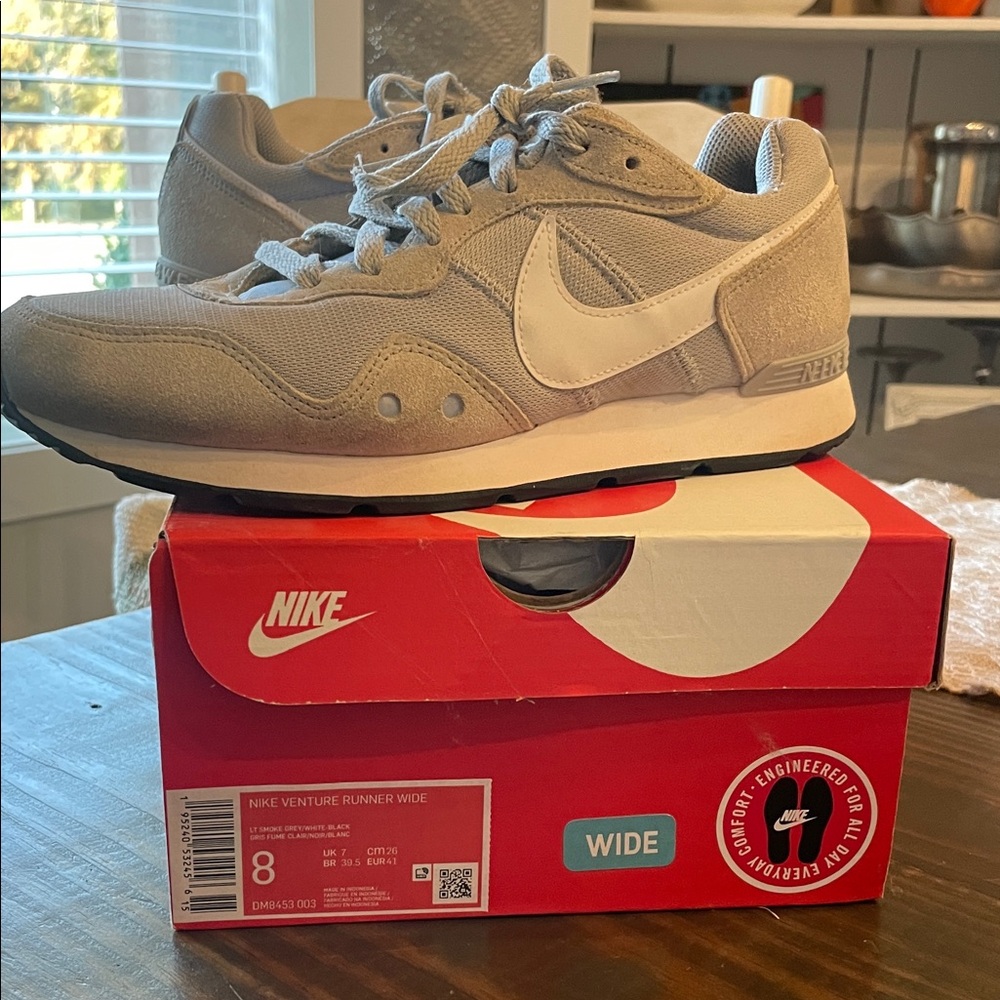 Nike Venture Runner Wide Gray Sneakers